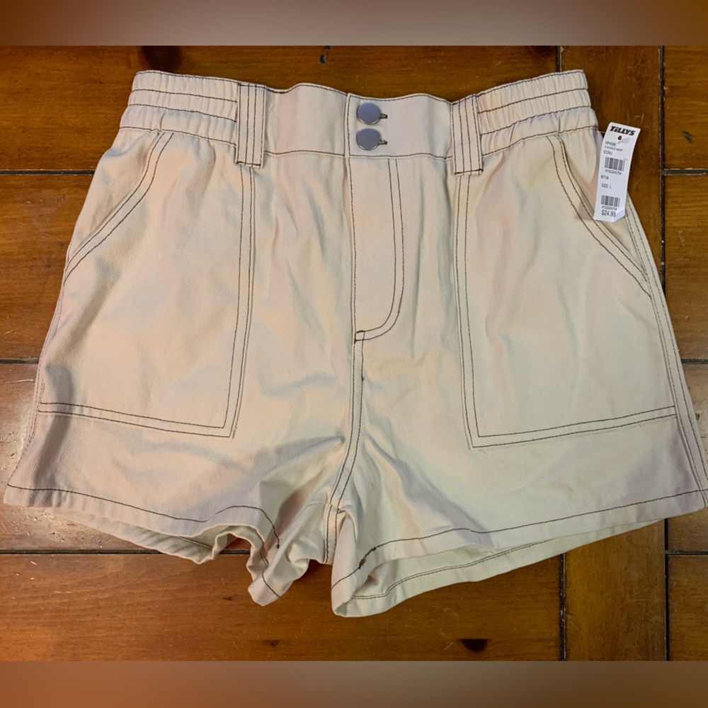Tilly’s women’s khaki shorts NWT size L